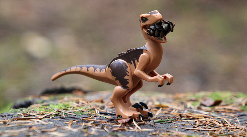 Brick Pic of the Day: Raptor snacks