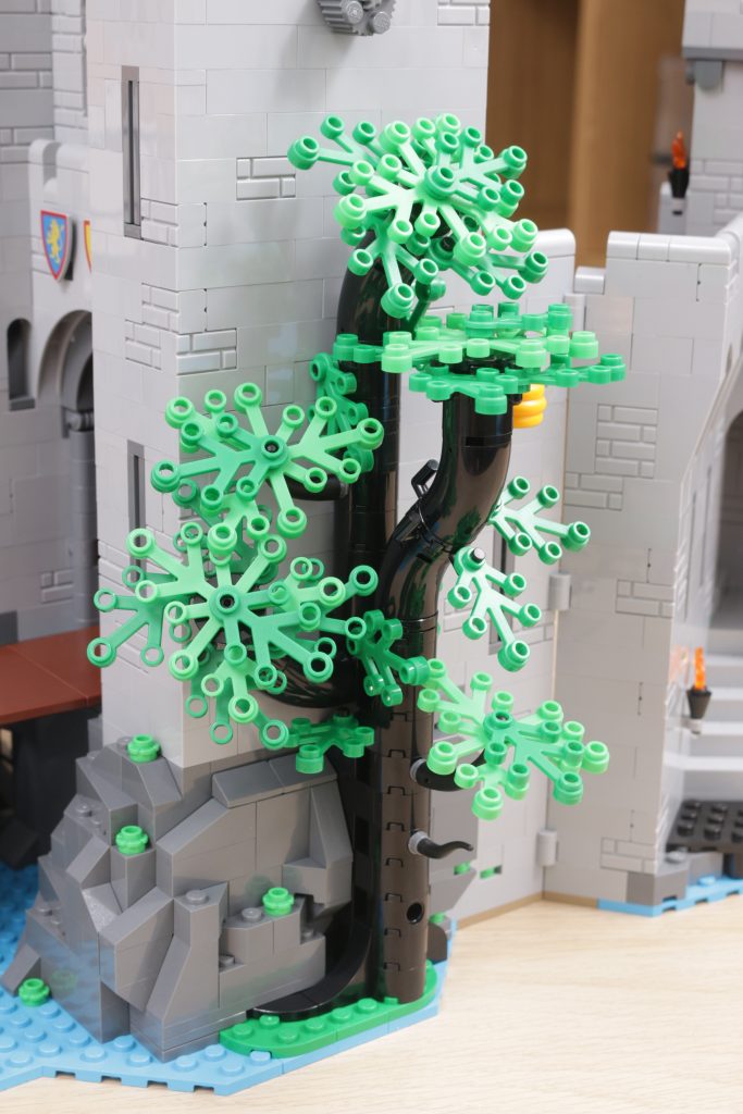 LEGO ICONS 10305 Lion Knights Castle review 56 683x1024